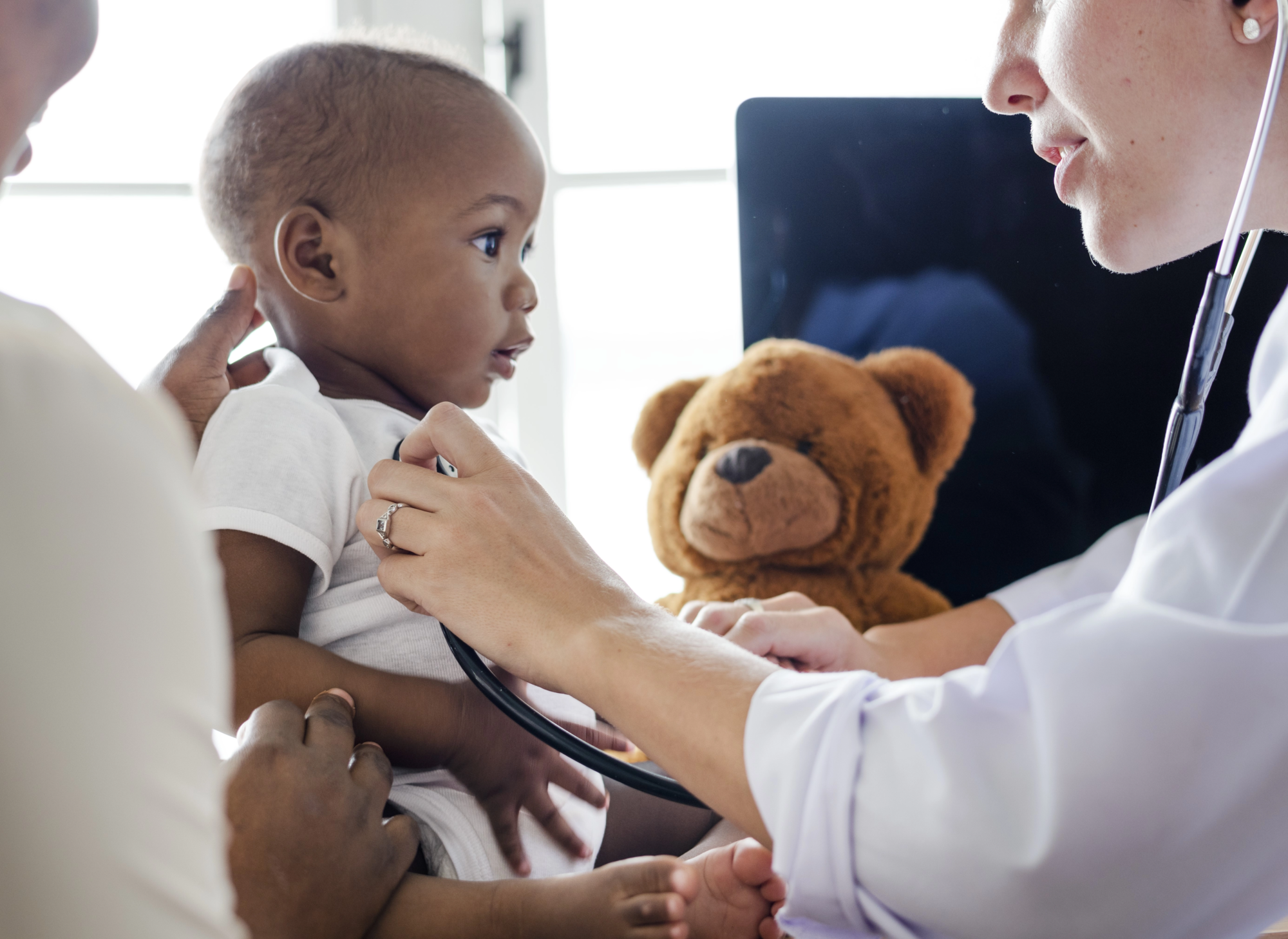 bebe-visitant-docteur-pour-controle